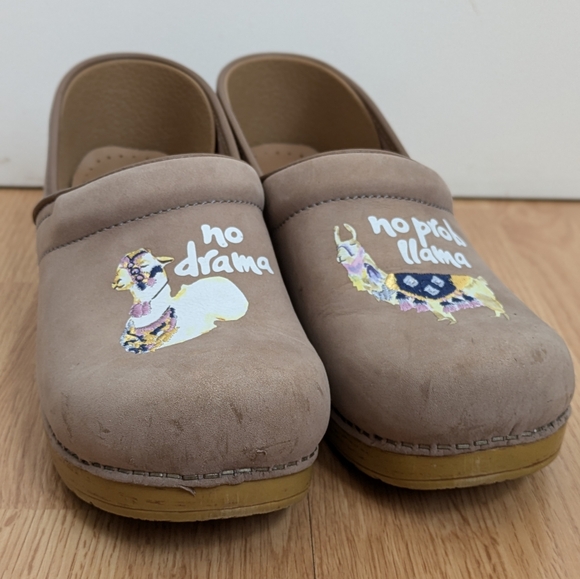 Dansko Twin Pro Beige Tan "No Prob Llama" Print Mules Clogs Shoes Size 40 US 10 - Picture 2 of 16